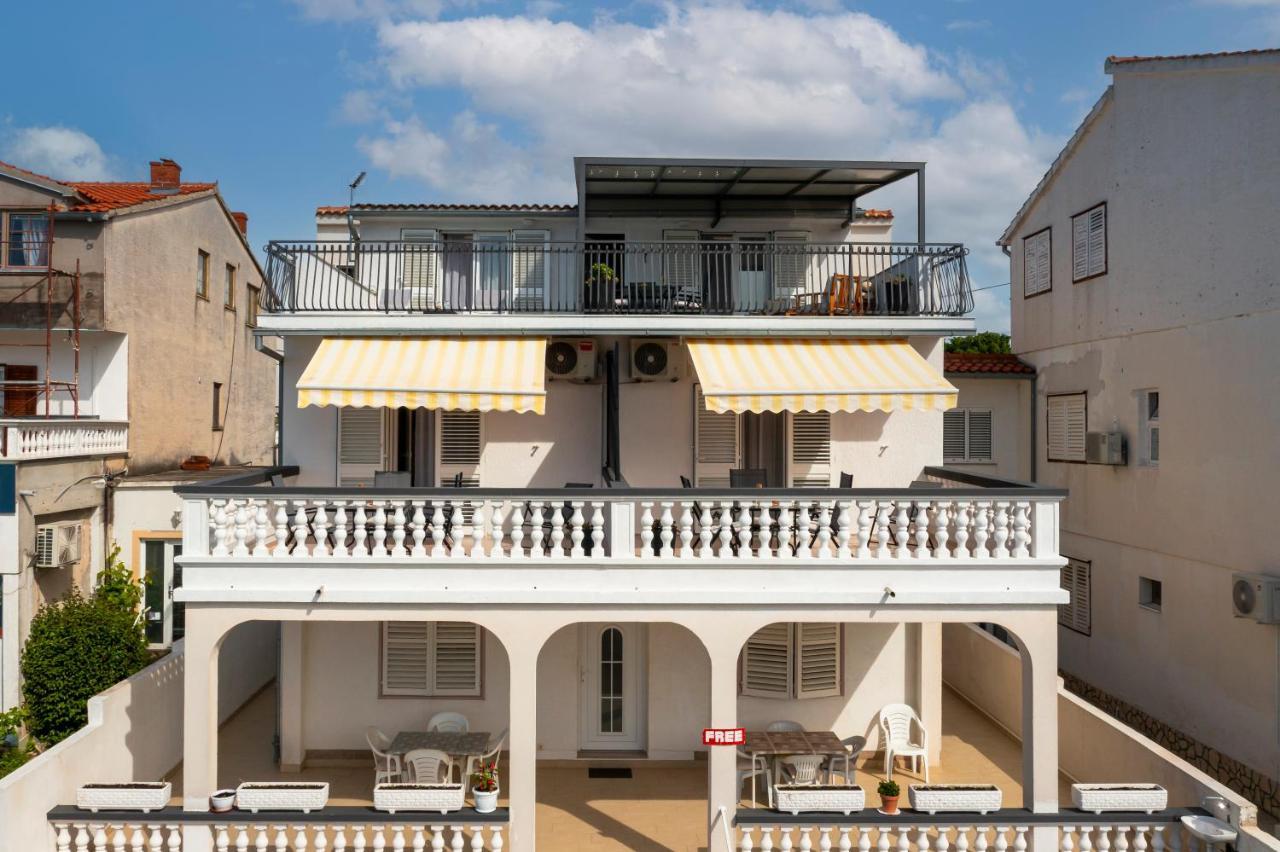 Apartment And Rooms Dalmatiko Vodice Bagian luar foto