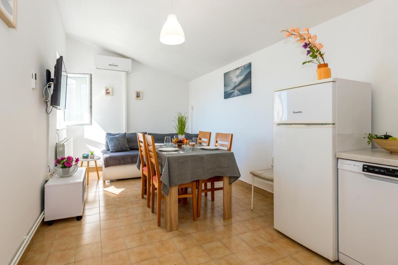 Apartment And Rooms Dalmatiko Vodice Bagian luar foto