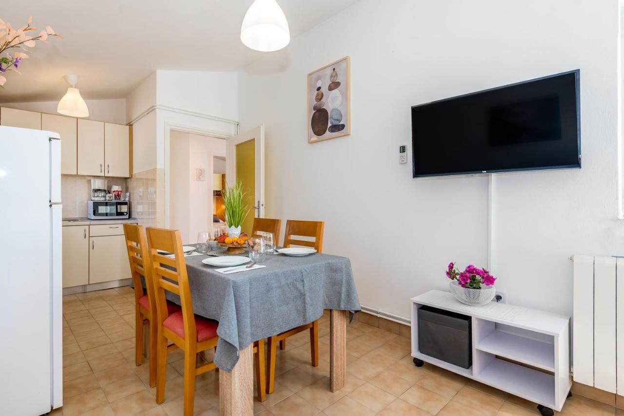 Apartment And Rooms Dalmatiko Vodice Bagian luar foto