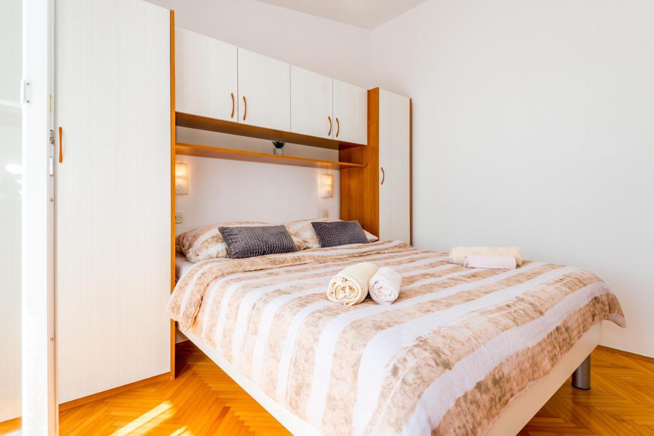Apartment And Rooms Dalmatiko Vodice Bagian luar foto
