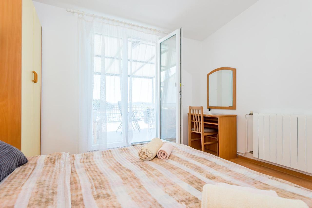 Apartment And Rooms Dalmatiko Vodice Bagian luar foto