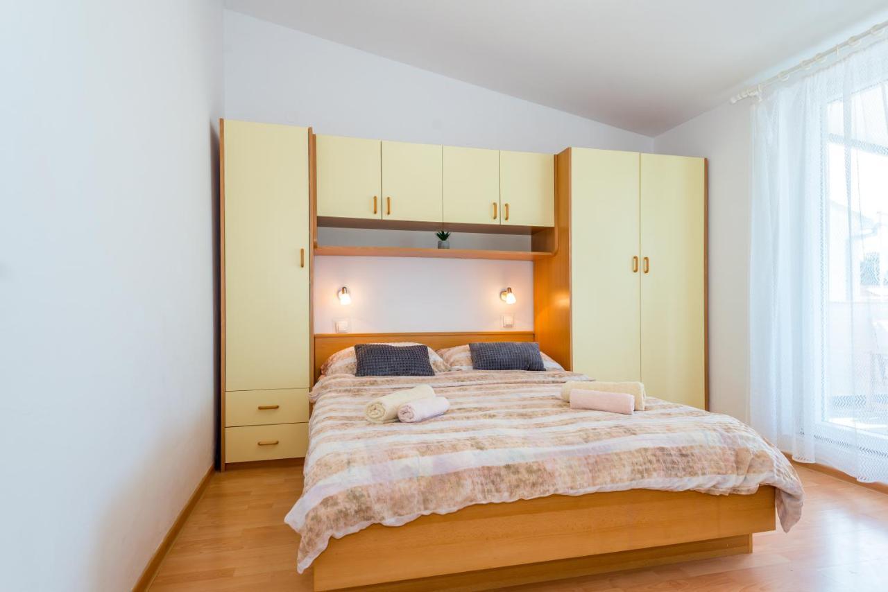 Apartment And Rooms Dalmatiko Vodice Bagian luar foto