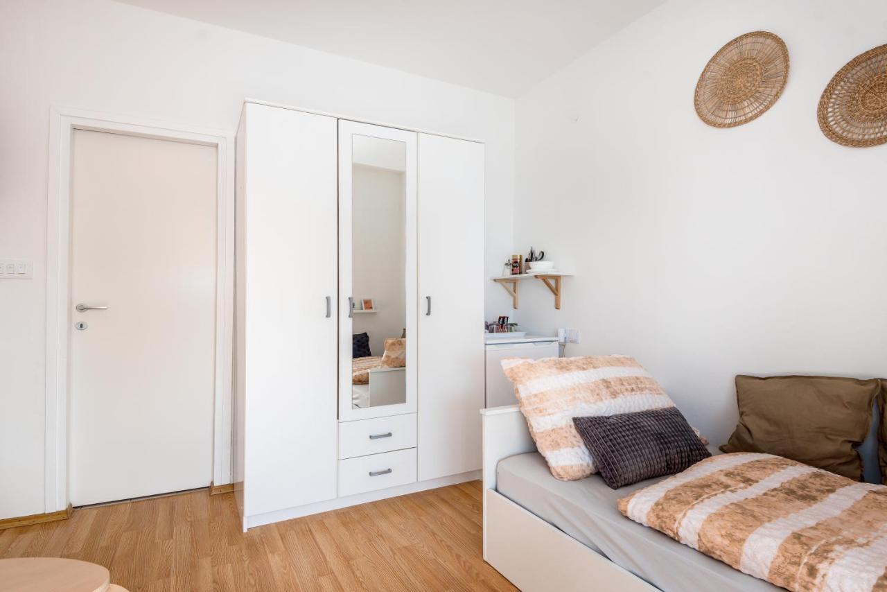 Apartment And Rooms Dalmatiko Vodice Bagian luar foto