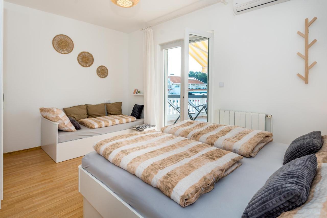 Apartment And Rooms Dalmatiko Vodice Bagian luar foto