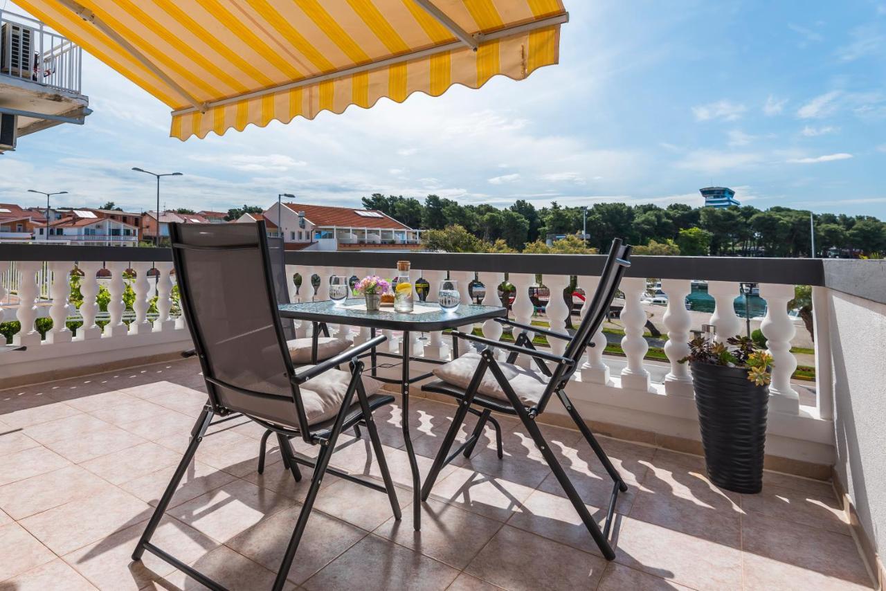 Apartment And Rooms Dalmatiko Vodice Bagian luar foto