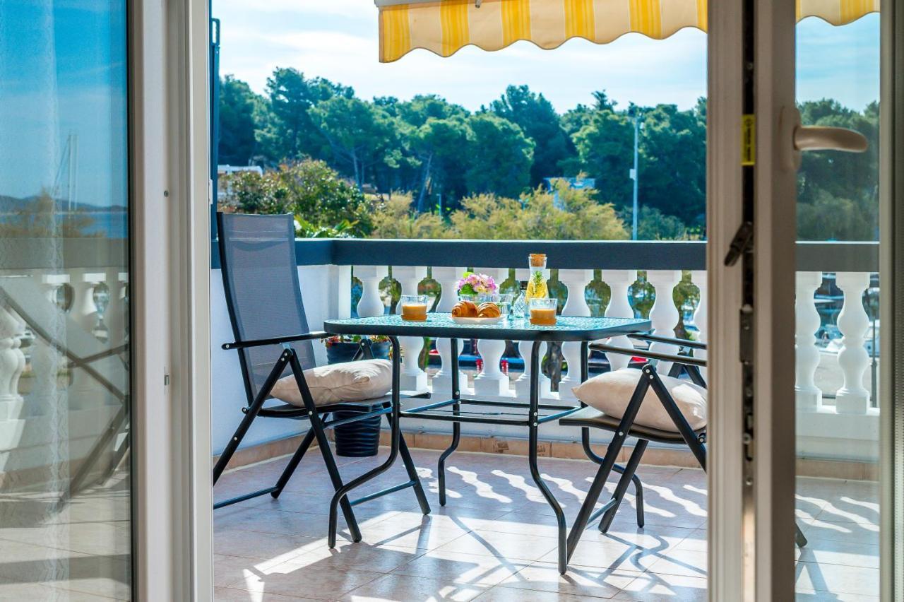 Apartment And Rooms Dalmatiko Vodice Bagian luar foto