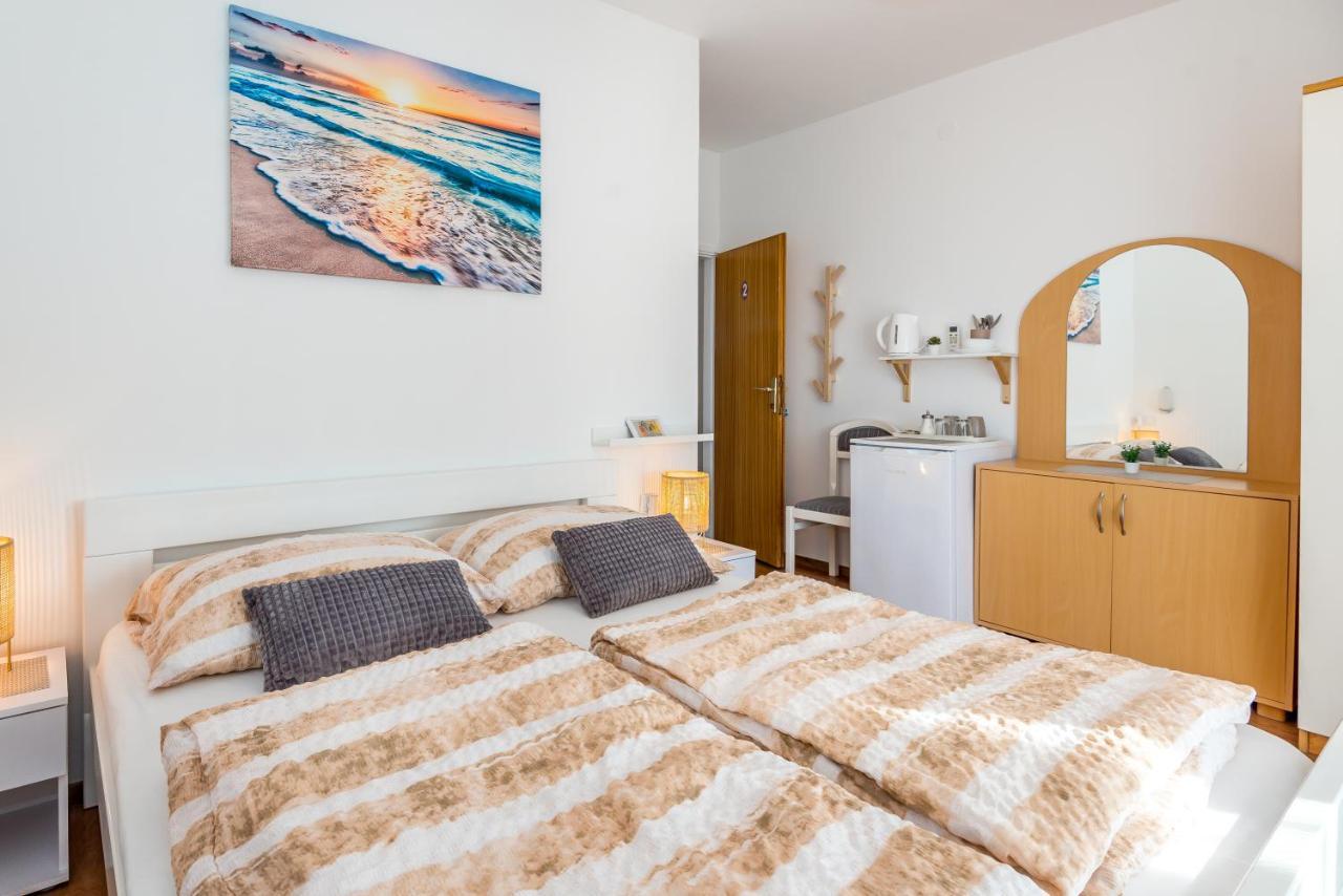 Apartment And Rooms Dalmatiko Vodice Bagian luar foto