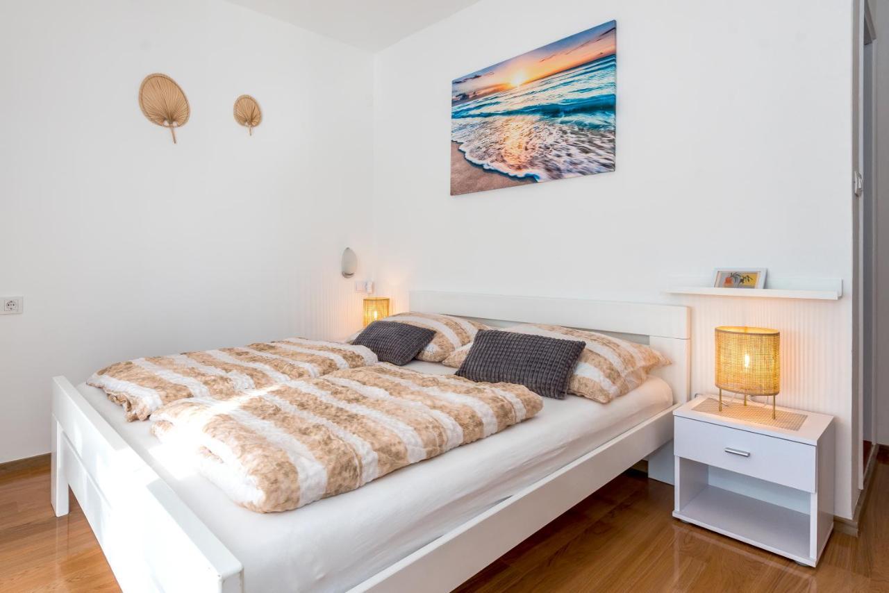 Apartment And Rooms Dalmatiko Vodice Bagian luar foto
