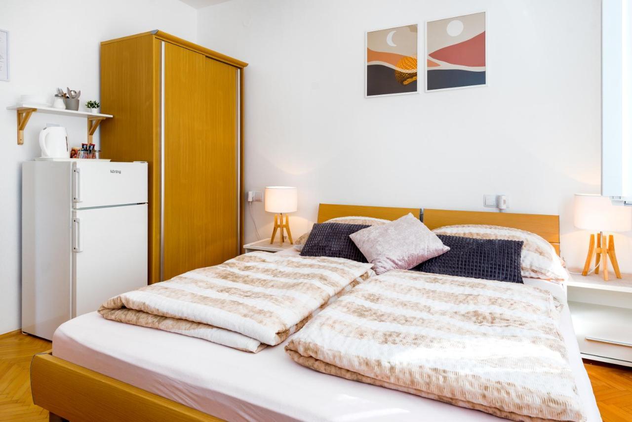 Apartment And Rooms Dalmatiko Vodice Bagian luar foto