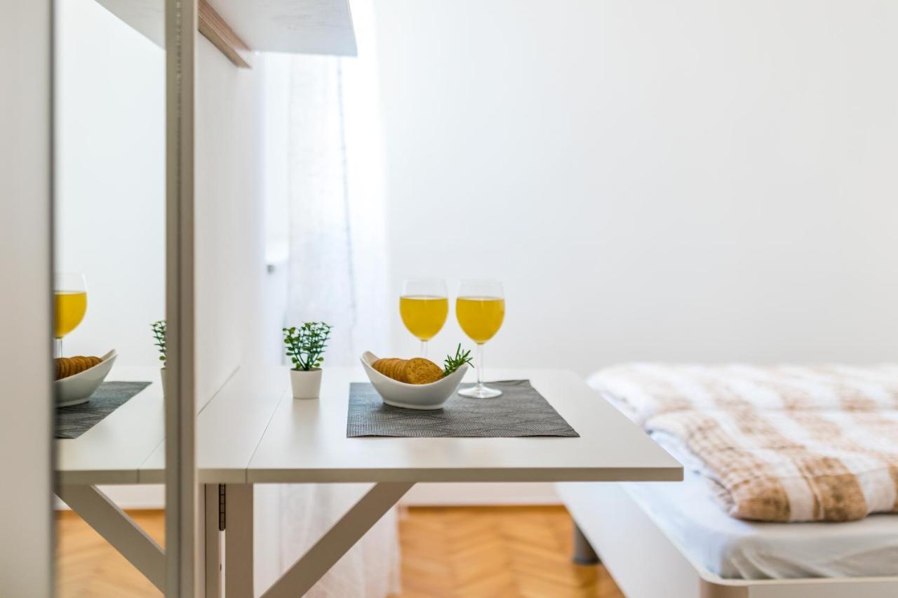 Apartment And Rooms Dalmatiko Vodice Bagian luar foto