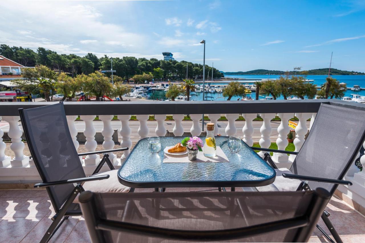 Apartment And Rooms Dalmatiko Vodice Bagian luar foto
