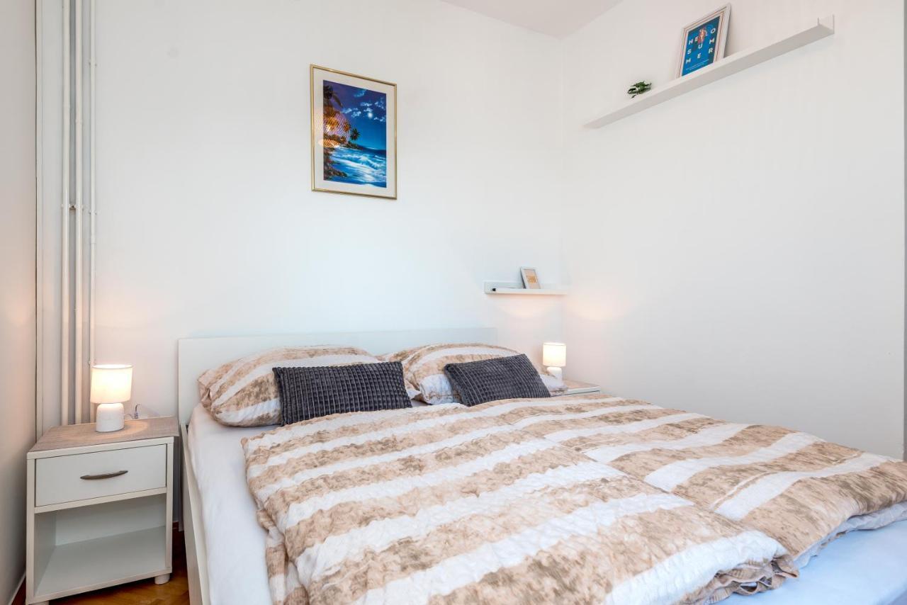 Apartment And Rooms Dalmatiko Vodice Bagian luar foto