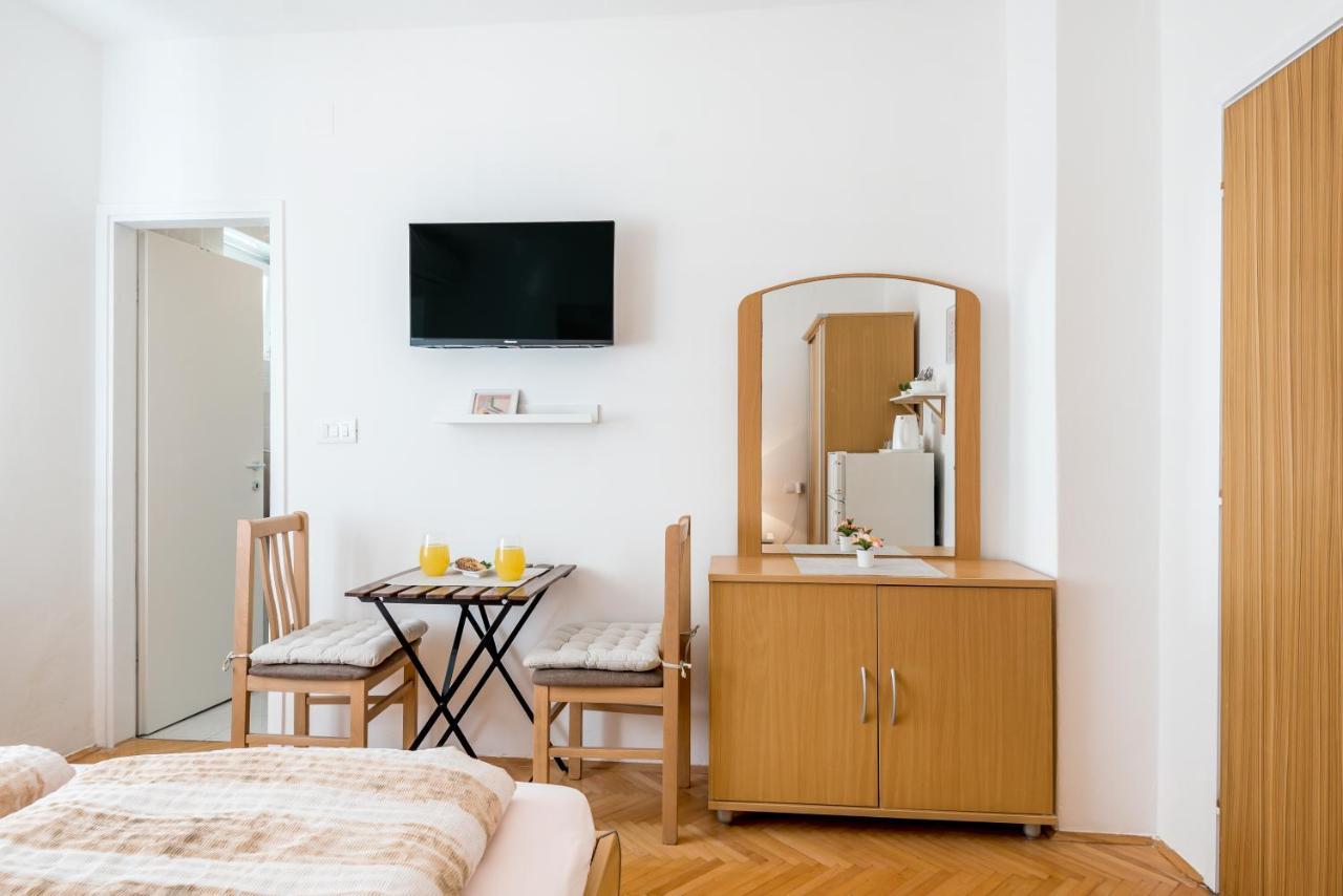Apartment And Rooms Dalmatiko Vodice Bagian luar foto