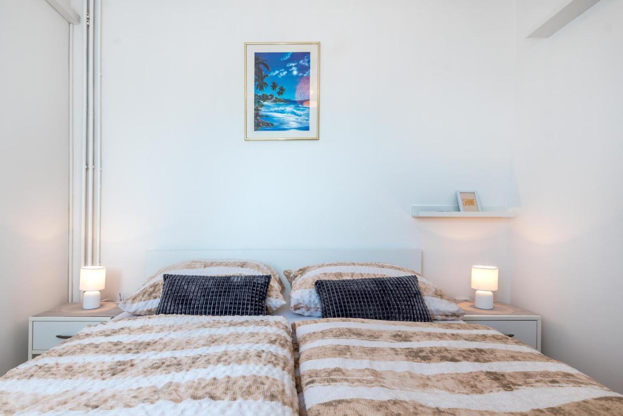 Apartment And Rooms Dalmatiko Vodice Bagian luar foto