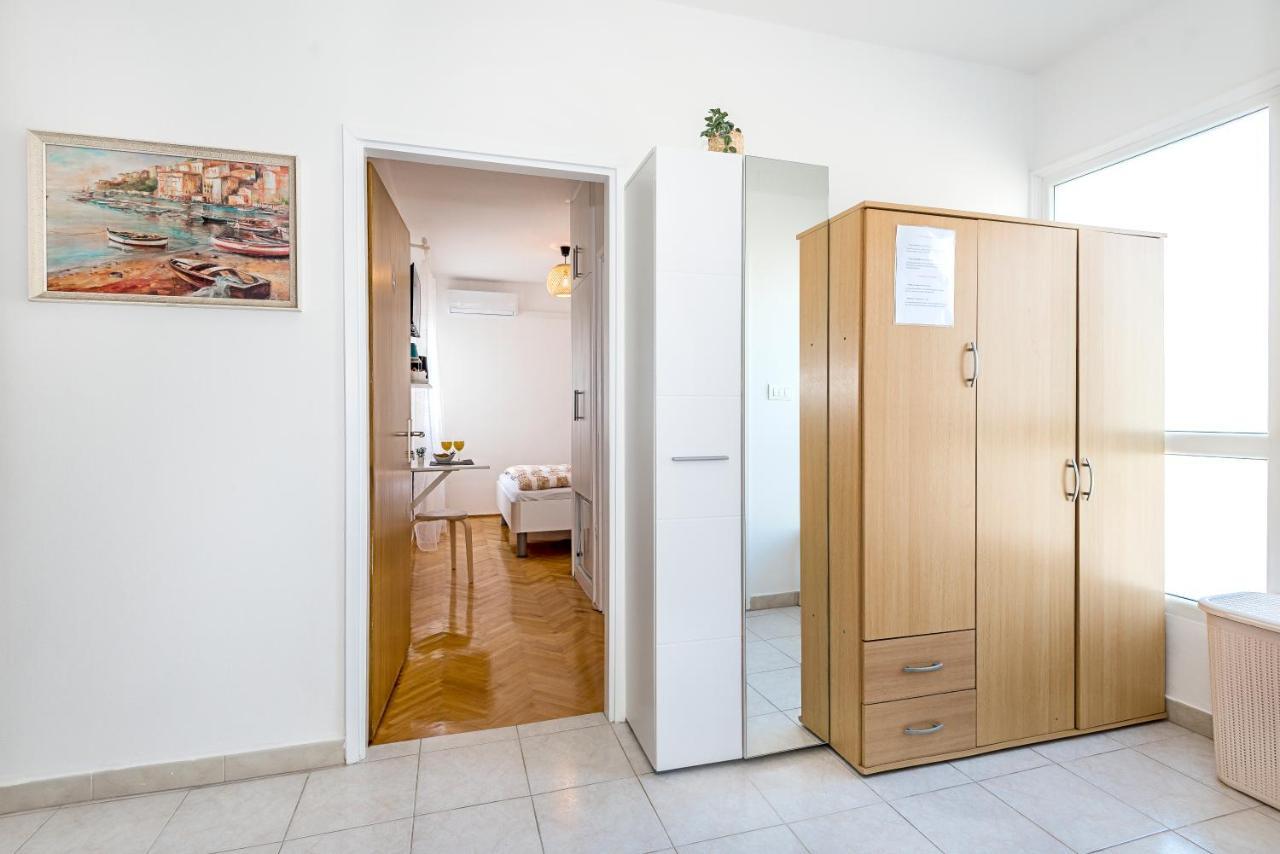 Apartment And Rooms Dalmatiko Vodice Bagian luar foto